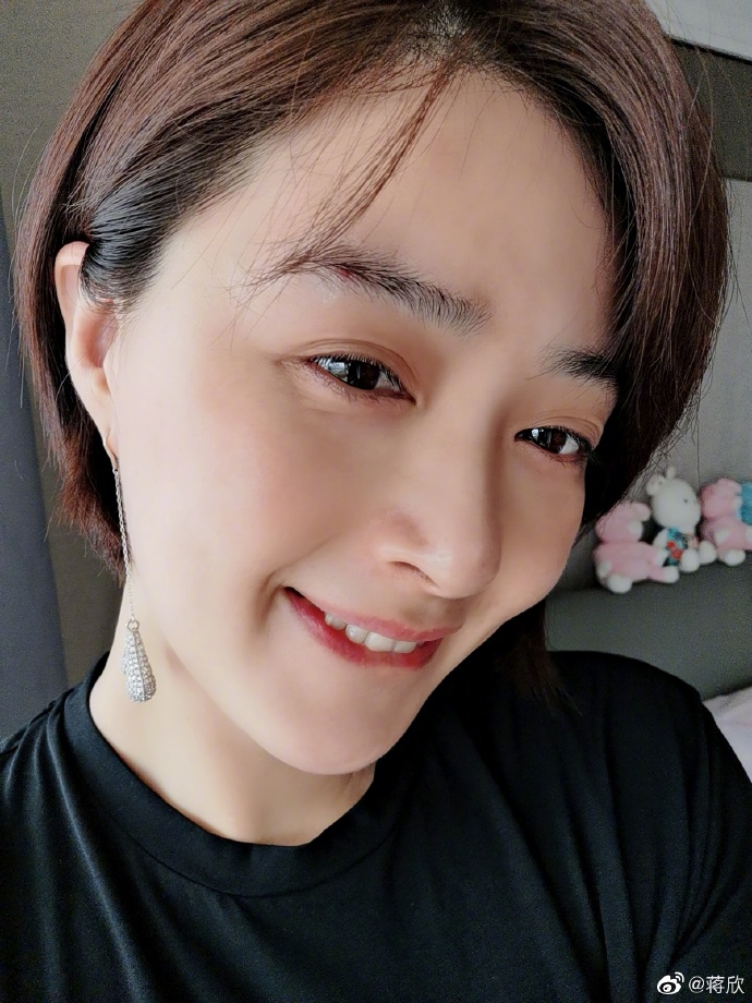 蒋欣生日晒自拍送福利 对镜卖萌甜笑暖意十足