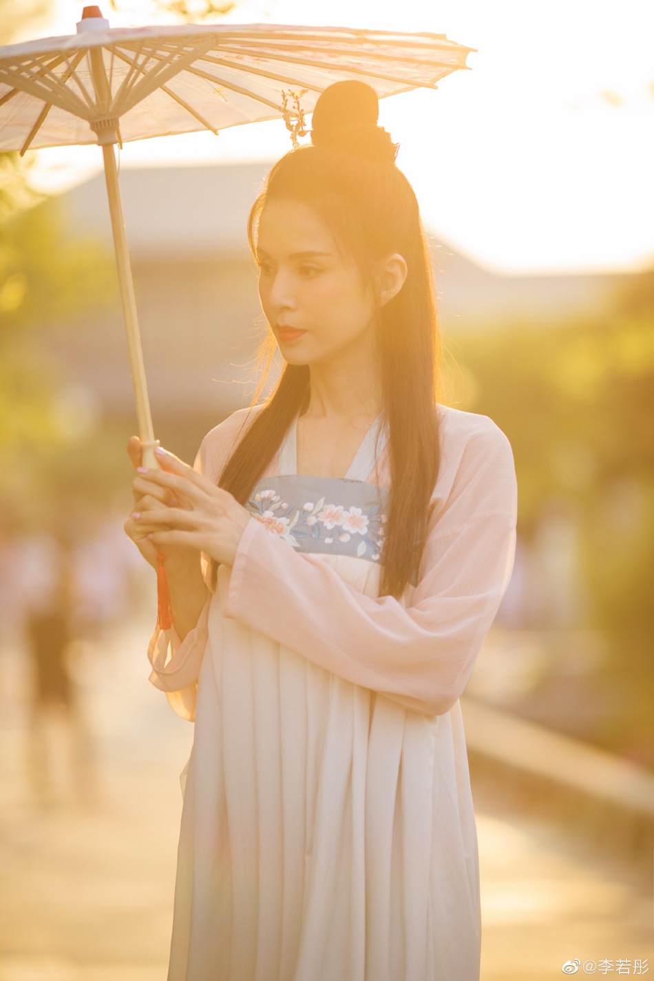 李若彤汉服造型似仙女下凡 扎发髻撑伞优雅恬静美如画