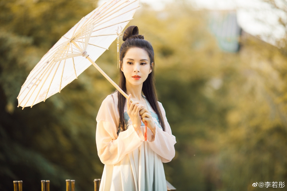李若彤汉服造型似仙女下凡 扎发髻撑伞优雅恬静美如画