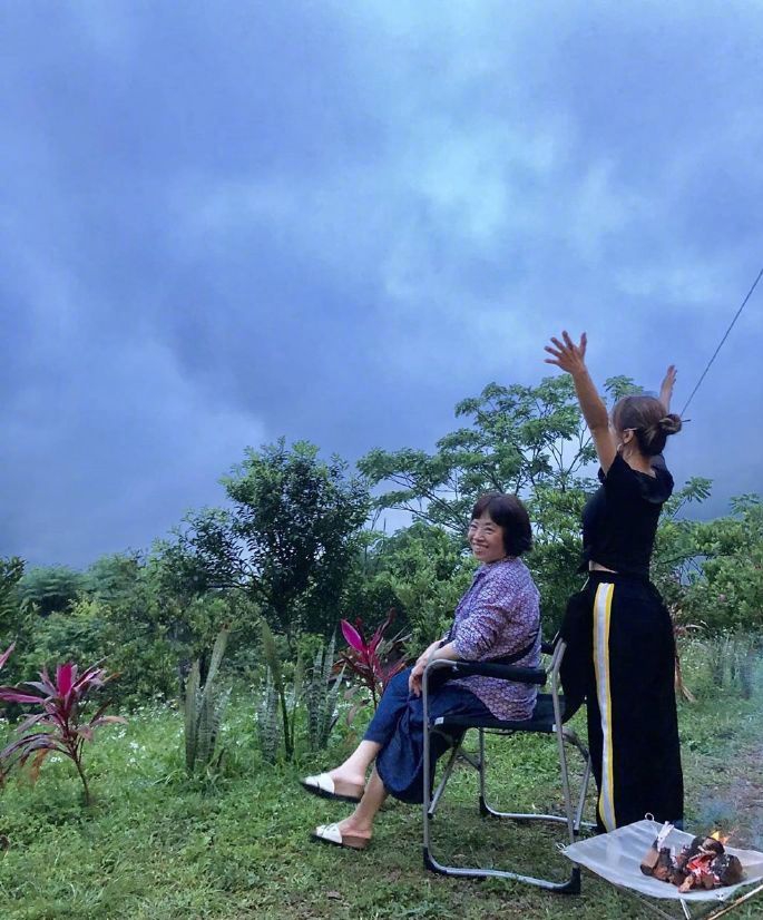 蔡依琳与亲友出游心情靓 张开双臂拥抱自然活力满满