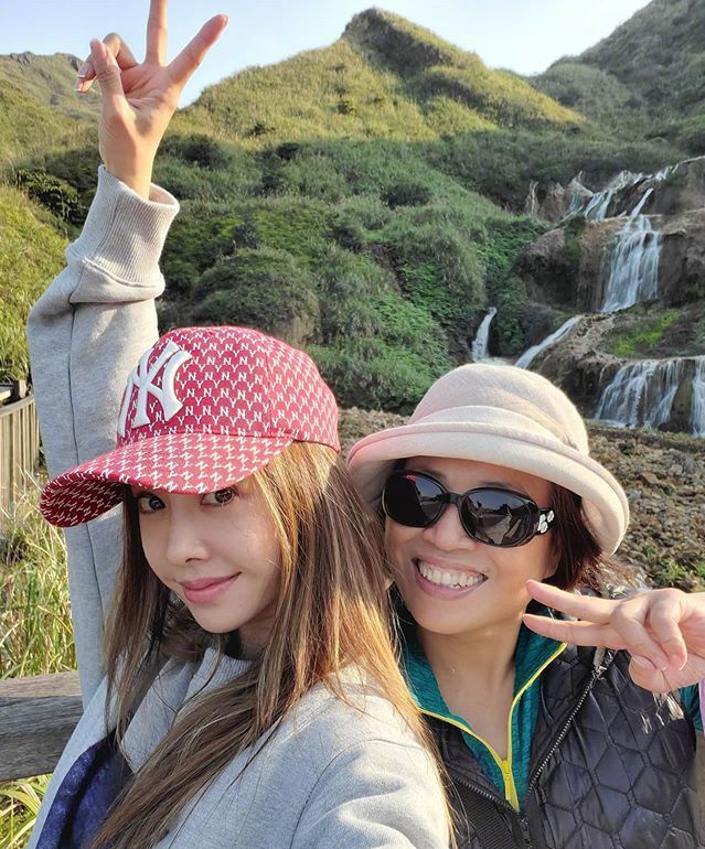 蔡依琳与亲友出游心情靓 张开双臂拥抱自然活力满满