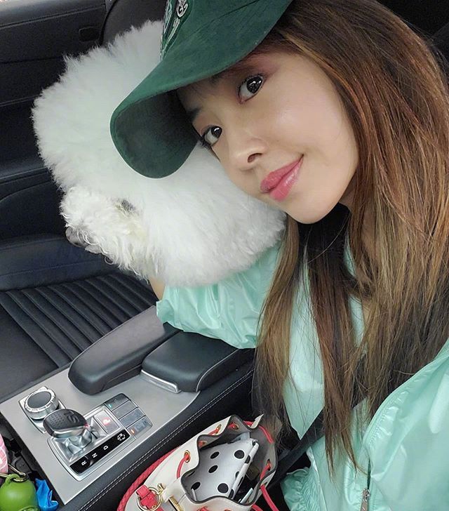 蔡依琳与亲友出游心情靓 张开双臂拥抱自然活力满满