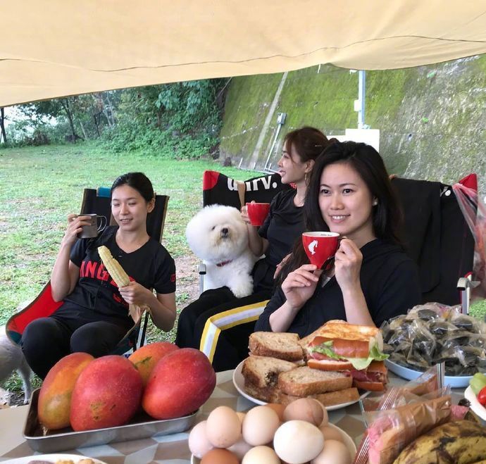 蔡依琳与亲友出游心情靓 张开双臂拥抱自然活力满满