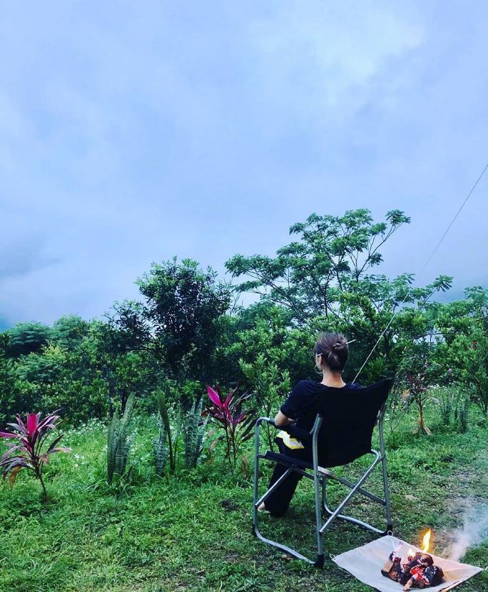 蔡依琳与亲友出游心情靓 张开双臂拥抱自然活力满满