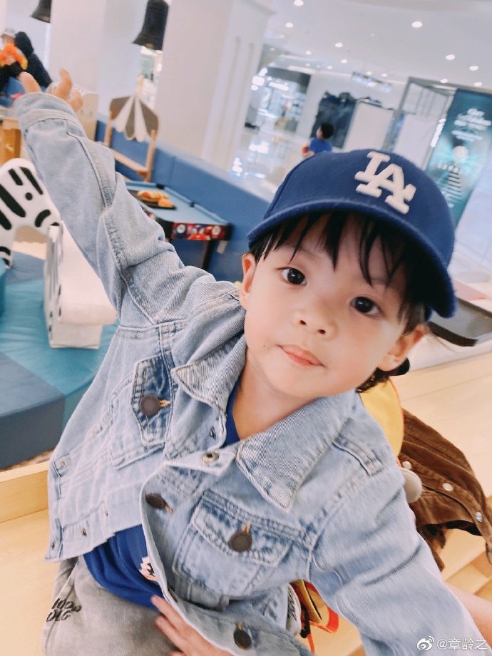 章龄之分享小儿子萌照 葫芦圆脸蛋大眼睛灵动可爱