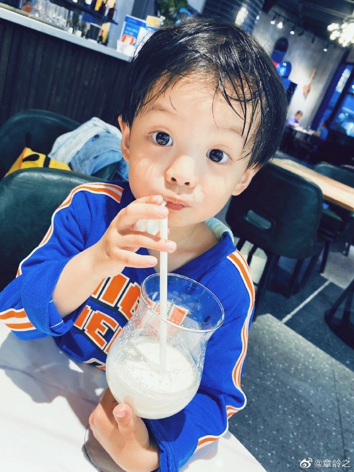 章龄之分享小儿子萌照 葫芦圆脸蛋大眼睛灵动可爱