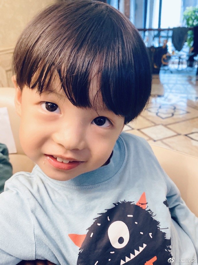 章龄之分享小儿子萌照 葫芦圆脸蛋大眼睛灵动可爱