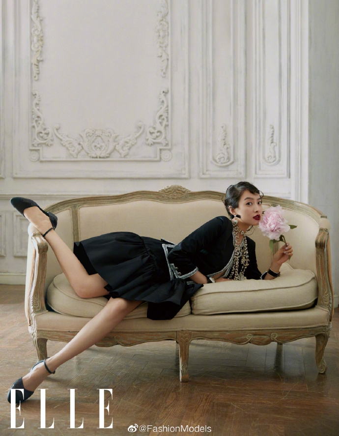 宋茜化身法式女郎演绎宫廷风 戴礼帽涂红唇精致优雅