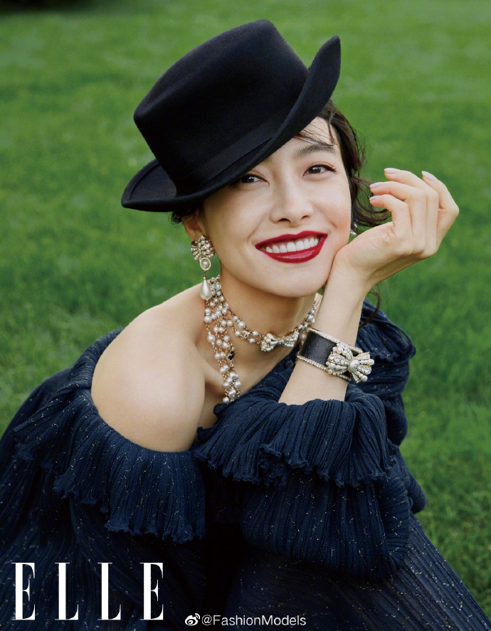 宋茜化身法式女郎演绎宫廷风 戴礼帽涂红唇精致优雅