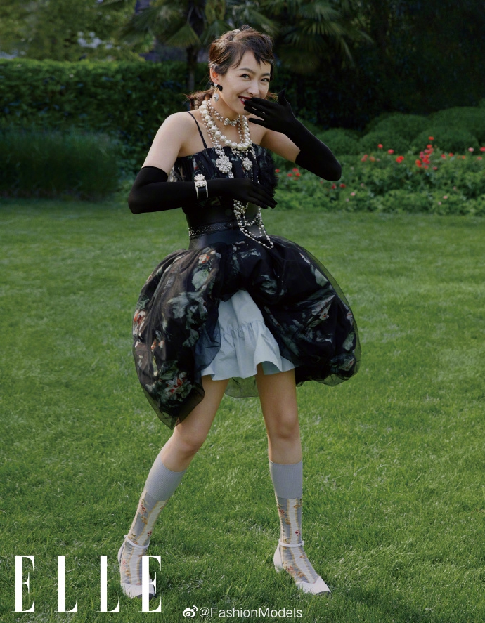 宋茜化身法式女郎演绎宫廷风 戴礼帽涂红唇精致优雅