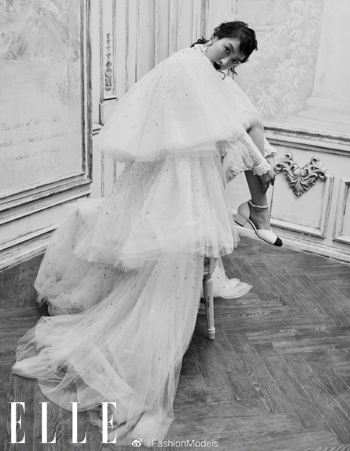 宋茜化身法式女郎演绎宫廷风 戴礼帽涂红唇精致优雅