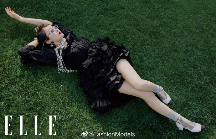 宋茜化身法式女郎演绎宫廷风 戴礼帽涂红唇精致优雅