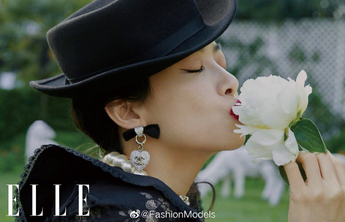 宋茜化身法式女郎演绎宫廷风 戴礼帽涂红唇精致优雅