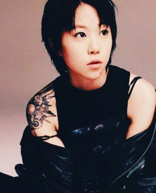 窦靖童宅家逗猫可爱俏皮 罕见穿吊带出镜肩膀胎记醒目