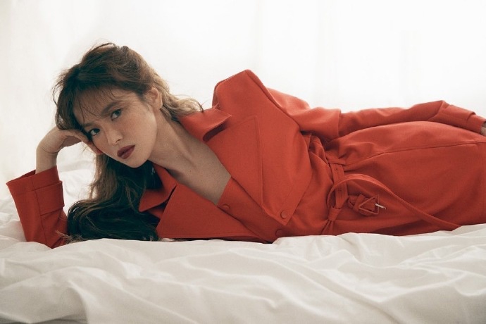 宋慧乔最新杂志大片曝光 红衣红唇长卷发性感撩人