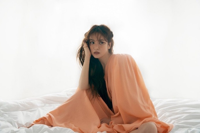 宋慧乔最新杂志大片曝光 红衣红唇长卷发性感撩人