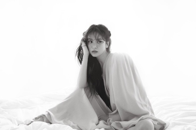 宋慧乔最新杂志大片曝光 红衣红唇长卷发性感撩人