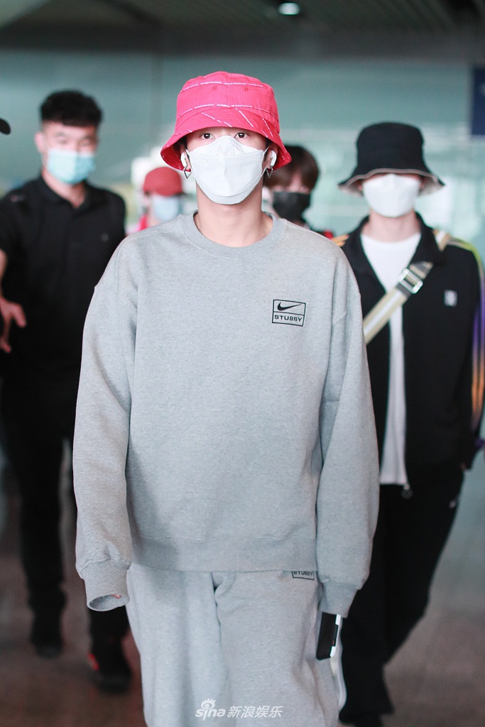 UNINE成员同框获粉丝接机 李汶翰戴粉帽管栎从头红到脚