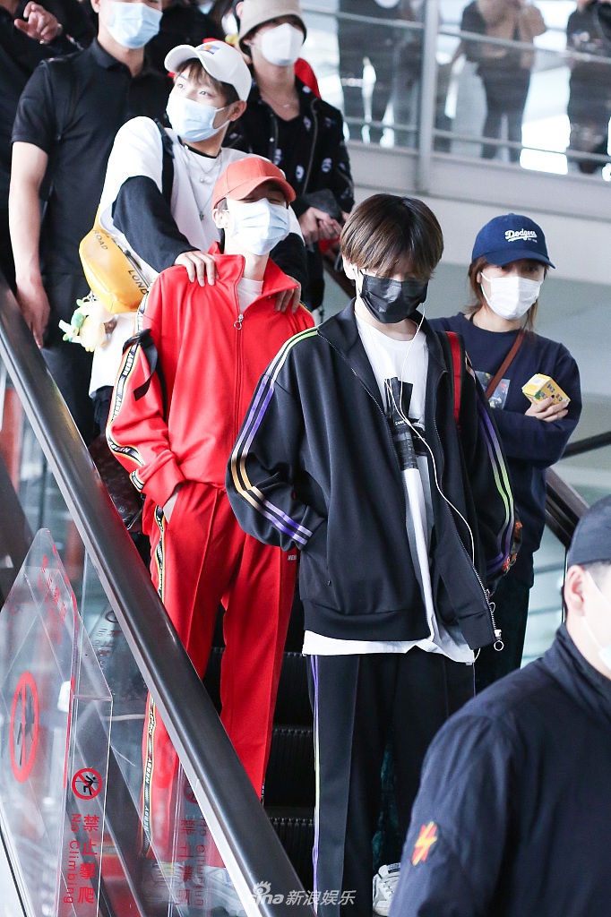 UNINE成员同框获粉丝接机 李汶翰戴粉帽管栎从头红到脚