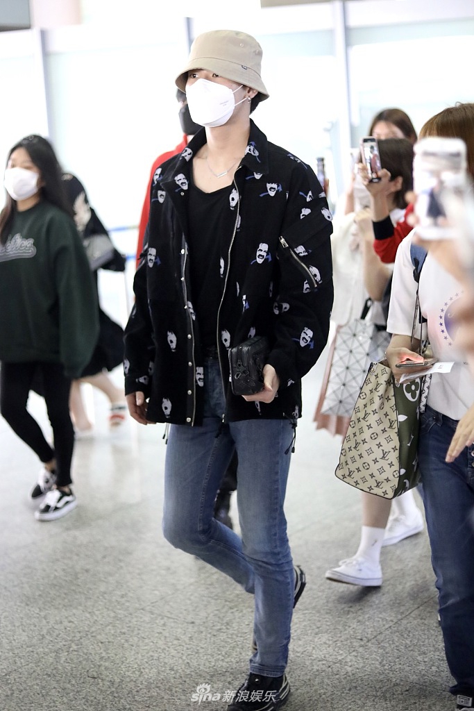 UNINE成员同框获粉丝接机 李汶翰戴粉帽管栎从头红到脚