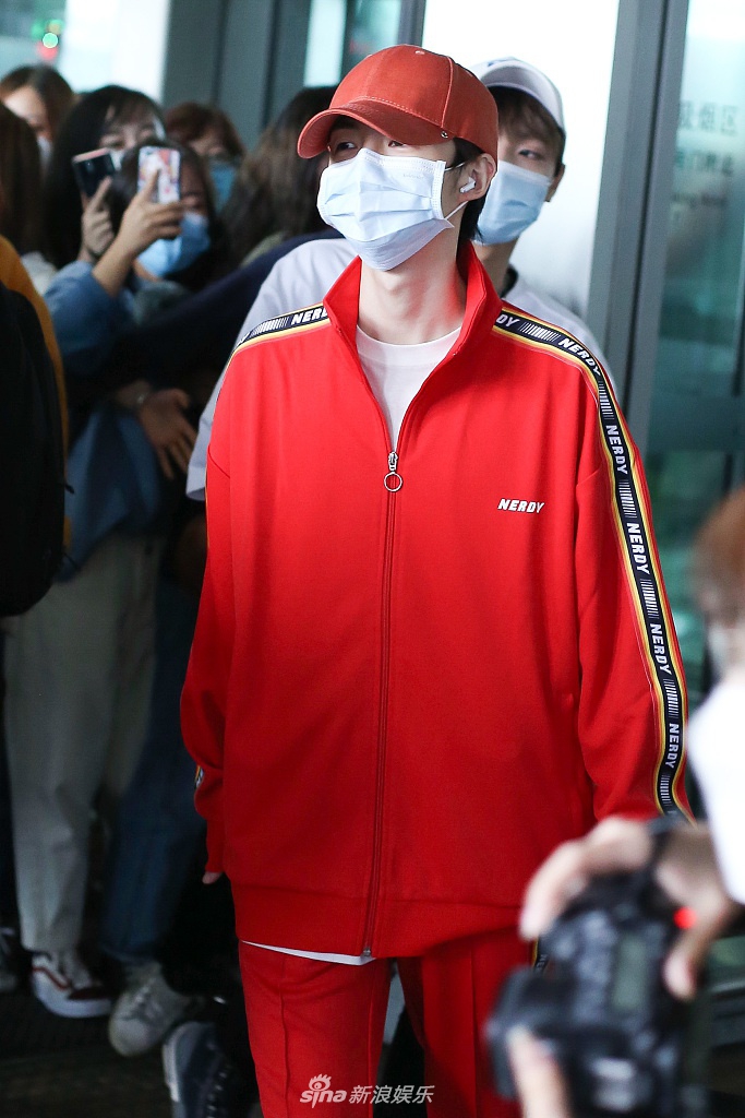 UNINE成员同框获粉丝接机 李汶翰戴粉帽管栎从头红到脚