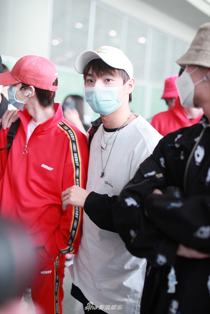 UNINE成员同框获粉丝接机 李汶翰戴粉帽管栎从头红到脚