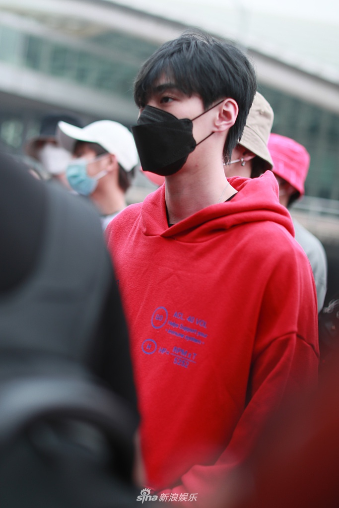 UNINE成员同框获粉丝接机 李汶翰戴粉帽管栎从头红到脚