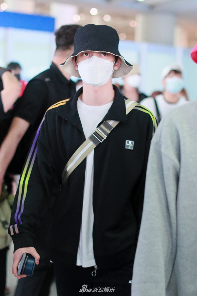 UNINE成员同框获粉丝接机 李汶翰戴粉帽管栎从头红到脚