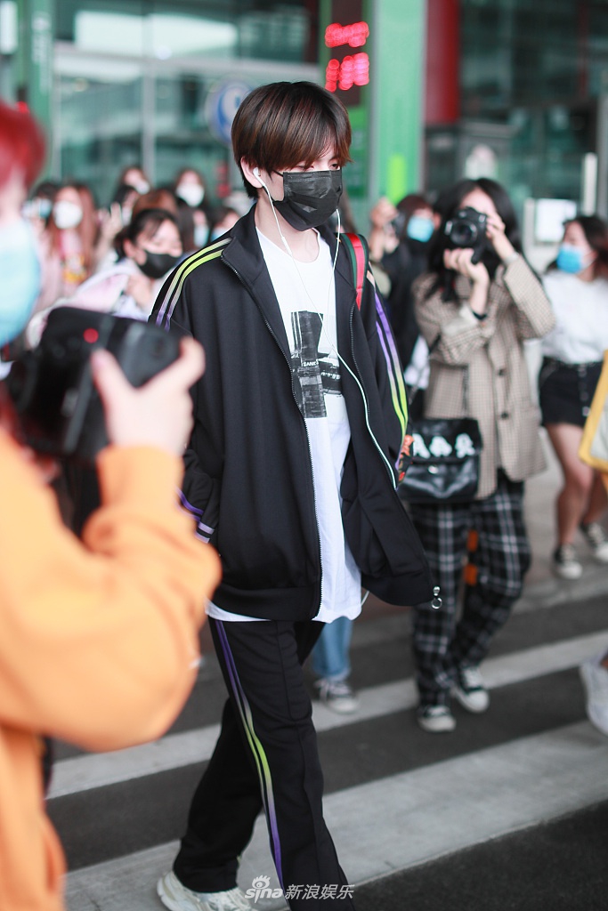 UNINE成员同框获粉丝接机 李汶翰戴粉帽管栎从头红到脚