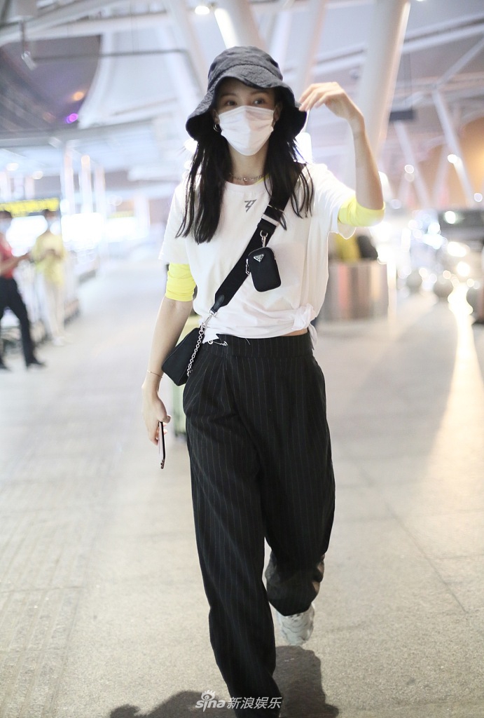 金晨穿打结T恤秀细腰甜美可爱 赶路不忘听歌记舞步