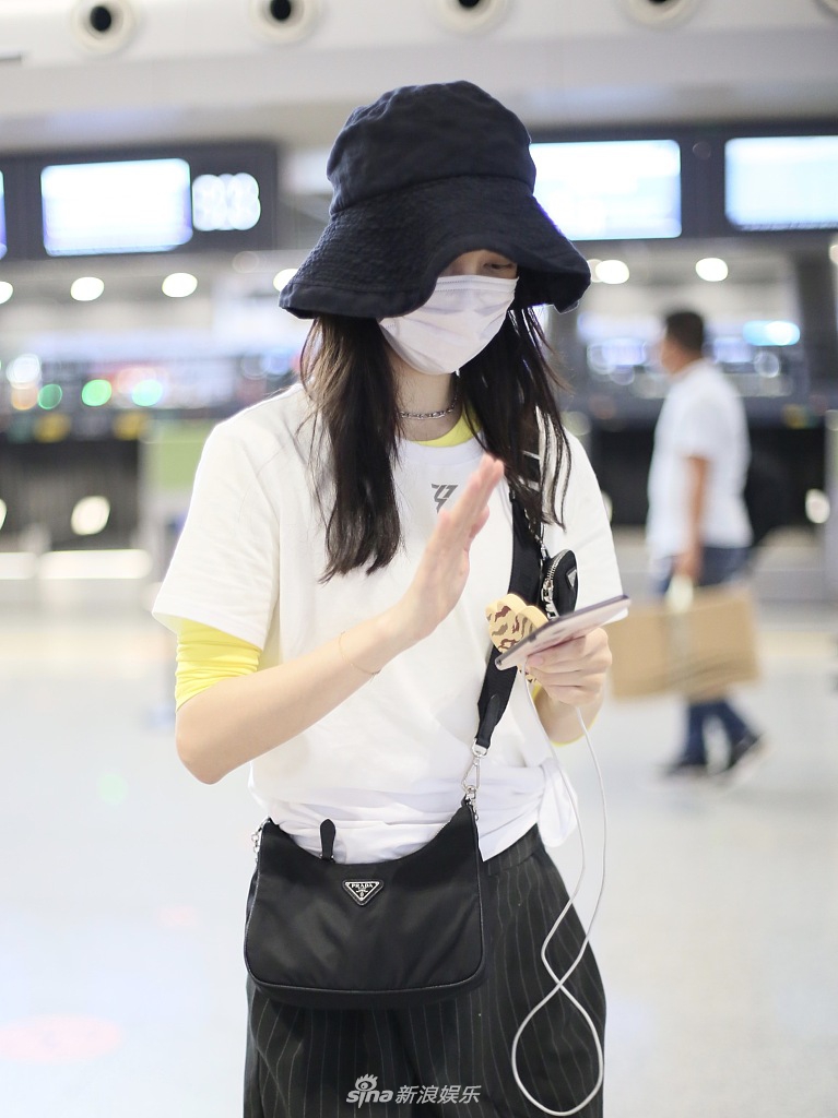 金晨穿打结T恤秀细腰甜美可爱 赶路不忘听歌记舞步