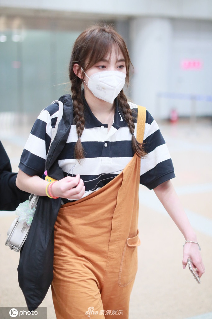 魏辰梳双马尾俏皮可爱 背帆布包快走满面笑容