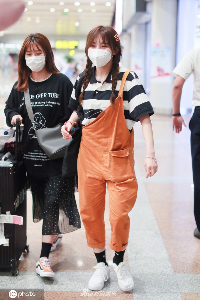 魏辰梳双马尾俏皮可爱 背帆布包快走满面笑容