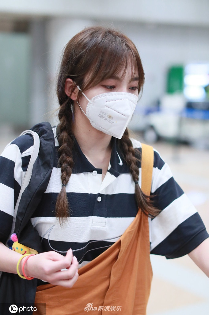 魏辰梳双马尾俏皮可爱 背帆布包快走满面笑容