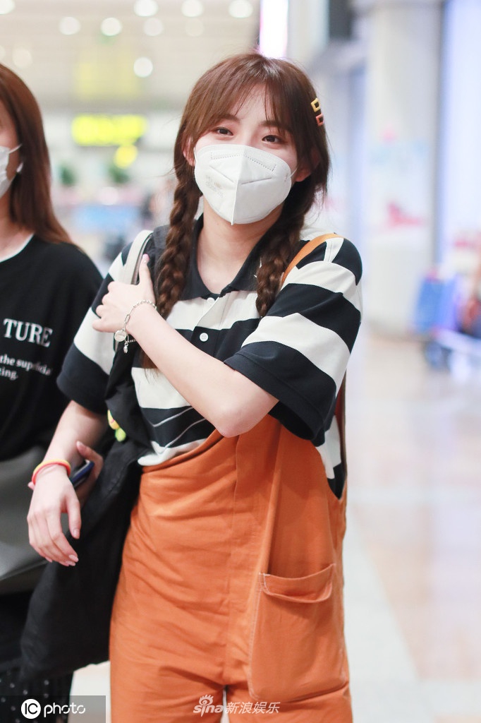 魏辰梳双马尾俏皮可爱 背帆布包快走满面笑容