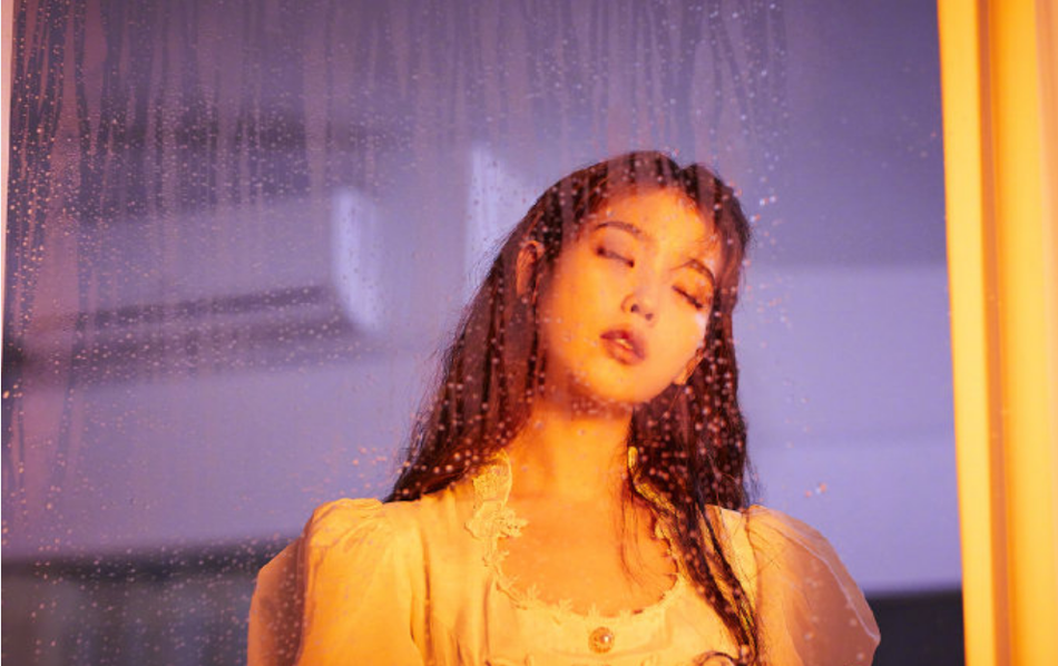 IU新歌花絮照氛围感足 慵懒侧躺妆容精致眼神温柔撩人