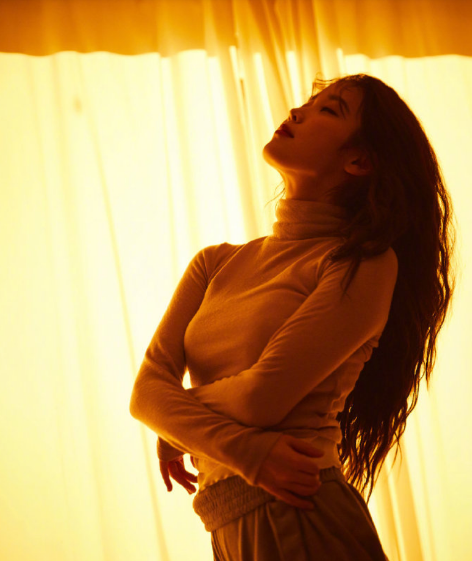 IU新歌花絮照氛围感足 慵懒侧躺妆容精致眼神温柔撩人