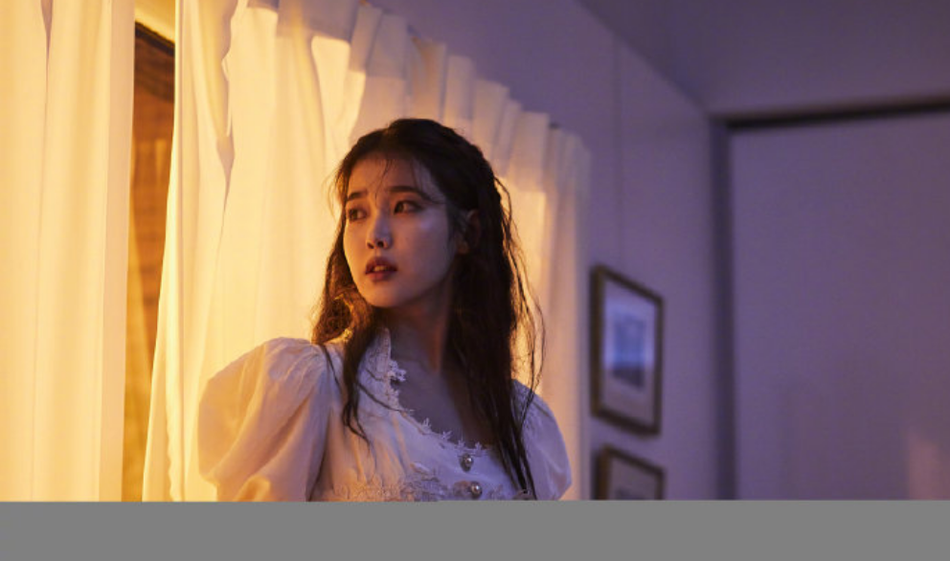 IU新歌花絮照氛围感足 慵懒侧躺妆容精致眼神温柔撩人