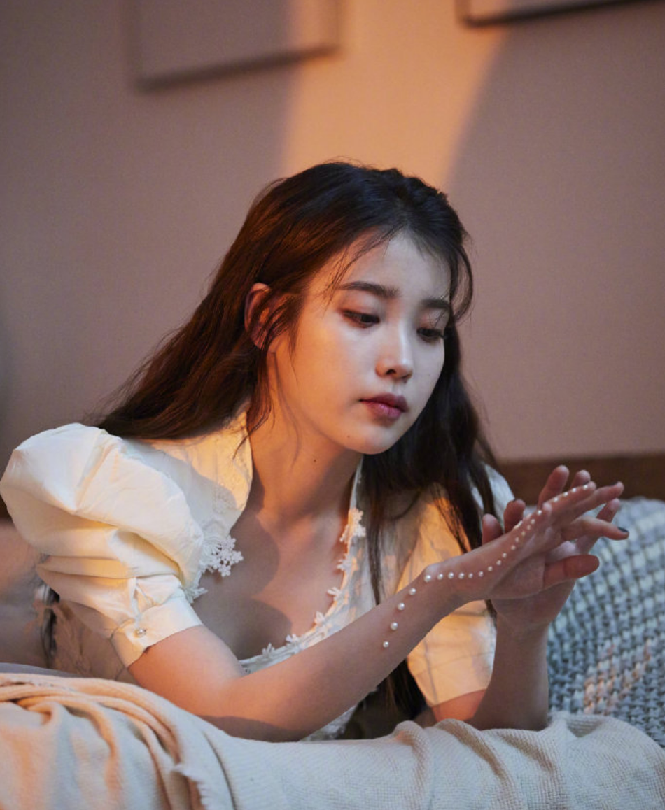 IU新歌花絮照氛围感足 慵懒侧躺妆容精致眼神温柔撩人
