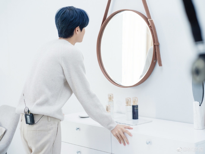 林彦俊穿纯白色长袖少年感十足 手捧水杯抬眸远望眼神温柔