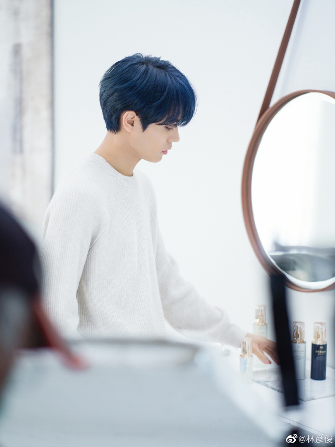 林彦俊穿纯白色长袖少年感十足 手捧水杯抬眸远望眼神温柔