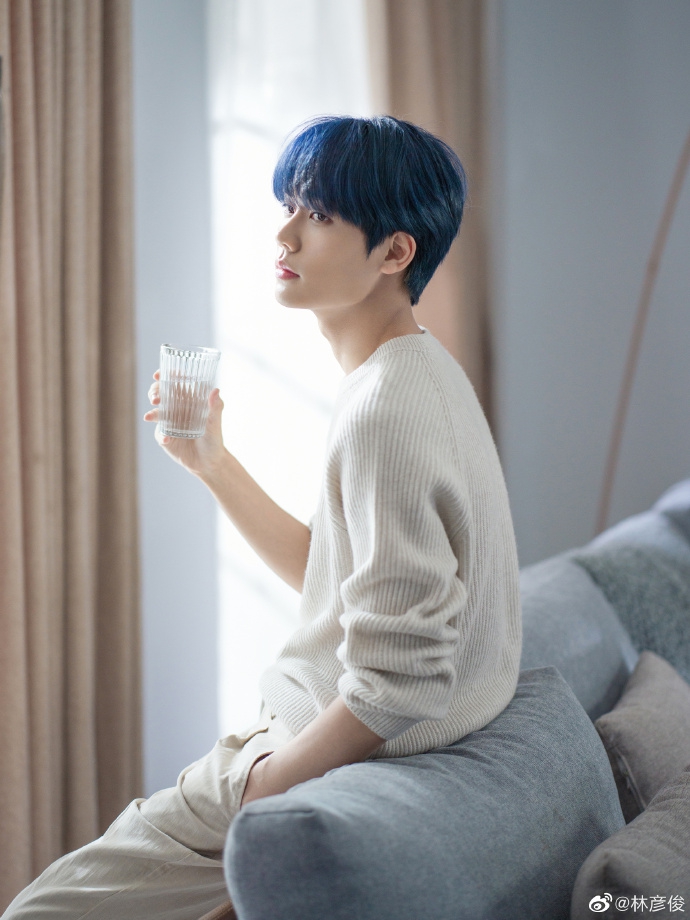 林彦俊穿纯白色长袖少年感十足 手捧水杯抬眸远望眼神温柔