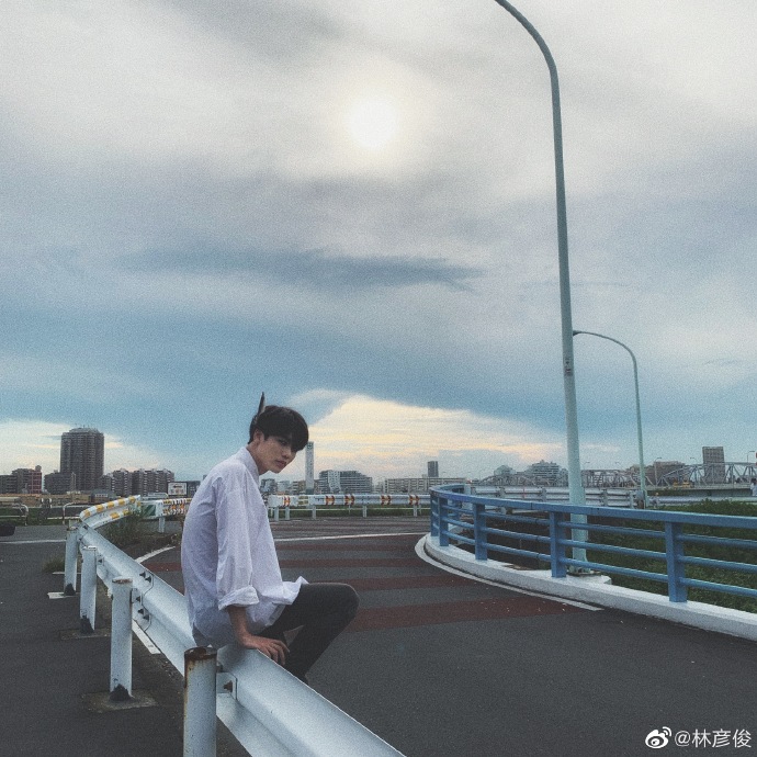 林彦俊穿纯白色长袖少年感十足 手捧水杯抬眸远望眼神温柔