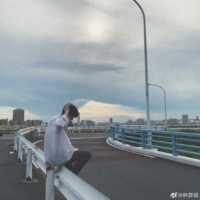 林彦俊穿纯白色长袖少年感十足 手捧水杯抬眸远望眼神温柔