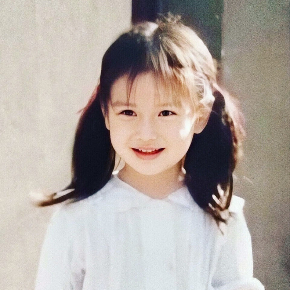 Baby遗传爸妈优越长相 父母旧照曝光轮廓分明颜值在线