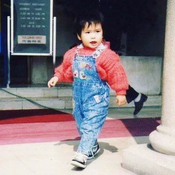 Baby遗传爸妈优越长相 父母旧照曝光轮廓分明颜值在线