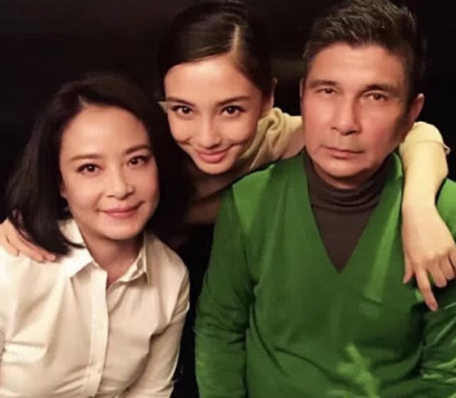 Baby遗传爸妈优越长相 父母旧照曝光轮廓分明颜值在线