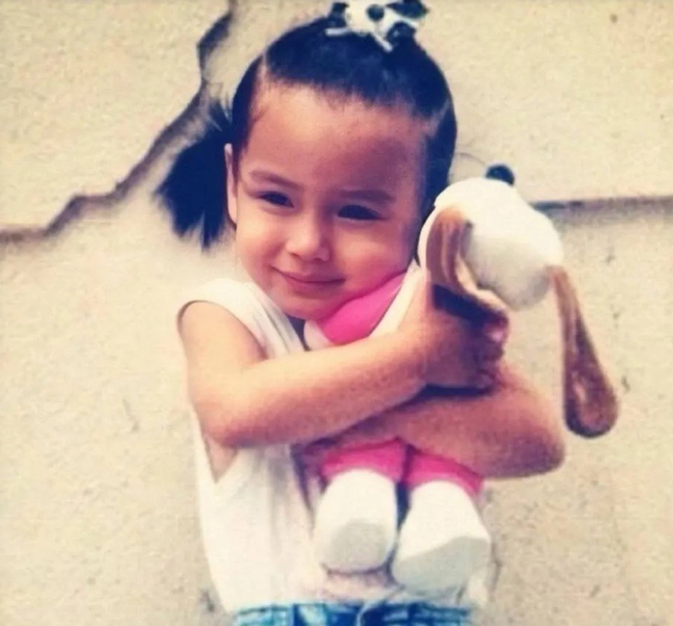 Baby遗传爸妈优越长相 父母旧照曝光轮廓分明颜值在线