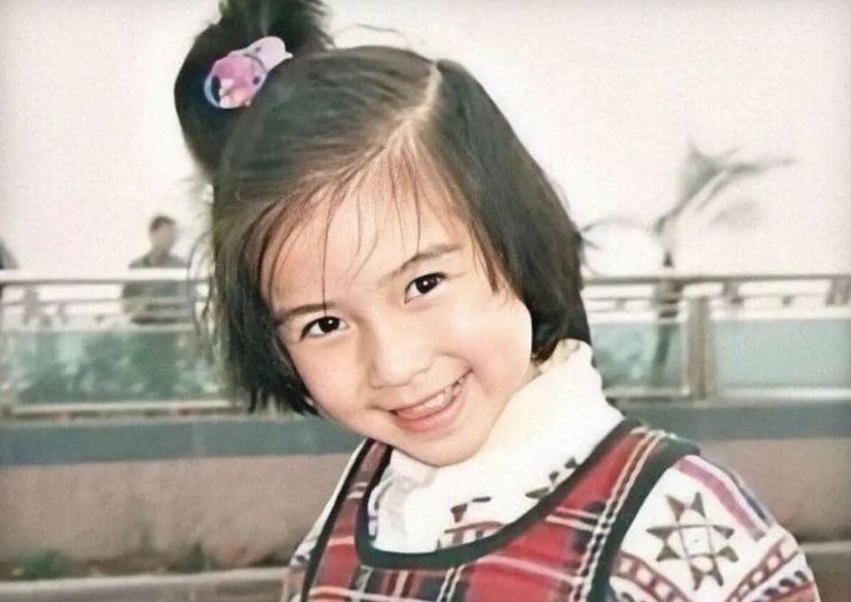 Baby遗传爸妈优越长相 父母旧照曝光轮廓分明颜值在线