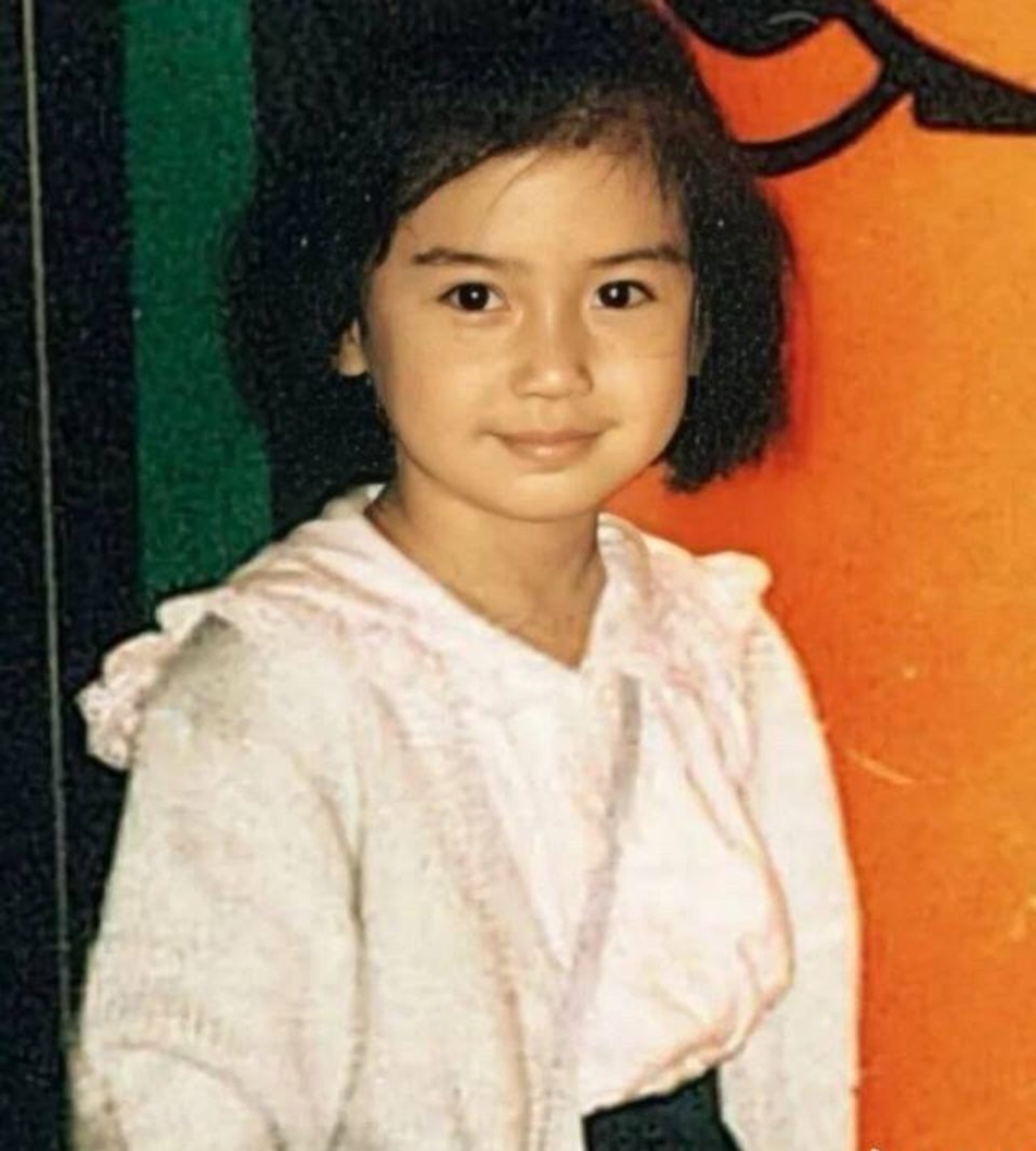 Baby遗传爸妈优越长相 父母旧照曝光轮廓分明颜值在线